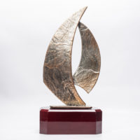 trophée voile métal et socle en bois 28 cm