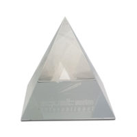 presse papier pyramide en verre optique gravé