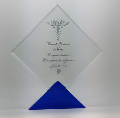 trophée en verre losange avec socle bleu gravé et remplissage couleur argent