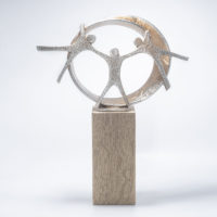 trophée socle en bois et sphère personnages en métal V55