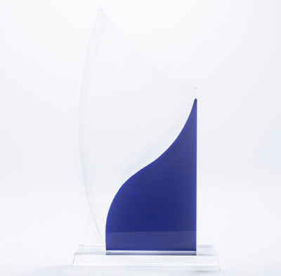 Trophée plexiglass voile et plaque bleue